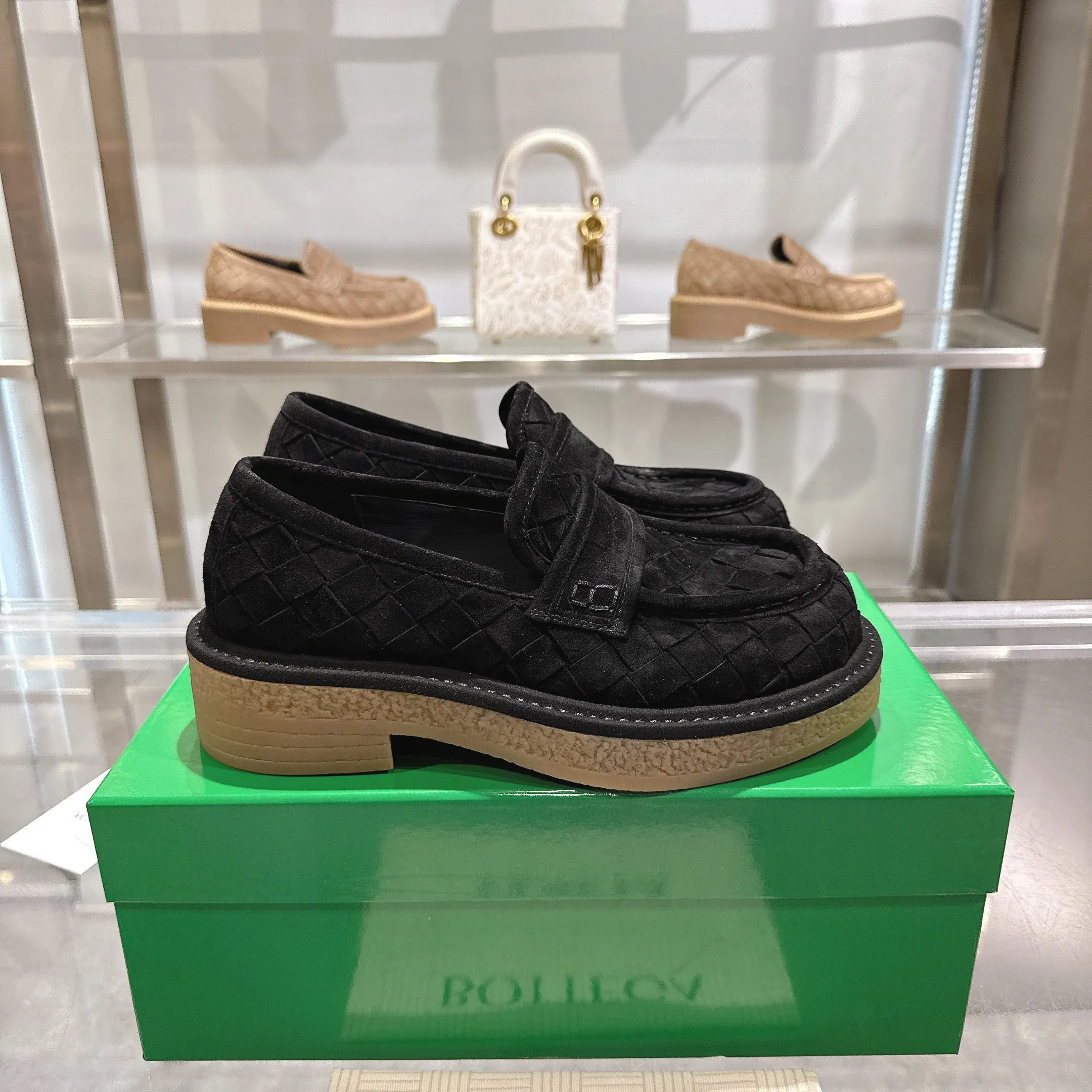 [BV] Top P: 840💰Size for couples: 35-44 (Female 40, Male 38 45, custom-made, non-returnable) Bottega Veneta classic Bottega Veneta counter model! Big square head! Braided deep toe shoes! Reproduction of the original board! The feet are super domineering! Original molded outsole! High-grade mercerized cow velvet! Solid color Niuli!
